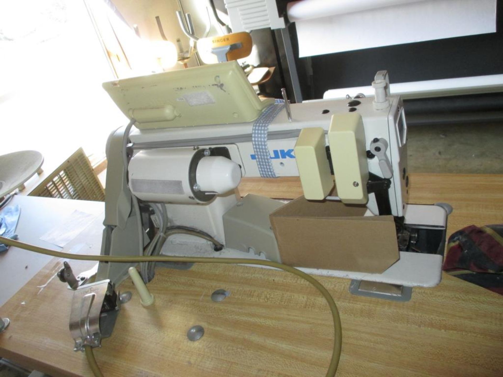 Lockstitch Reverse Industrial Sewing Machine. Juki DDL-5550N-7 1-Needle Lockstitch Reverse - Image 4 of 7