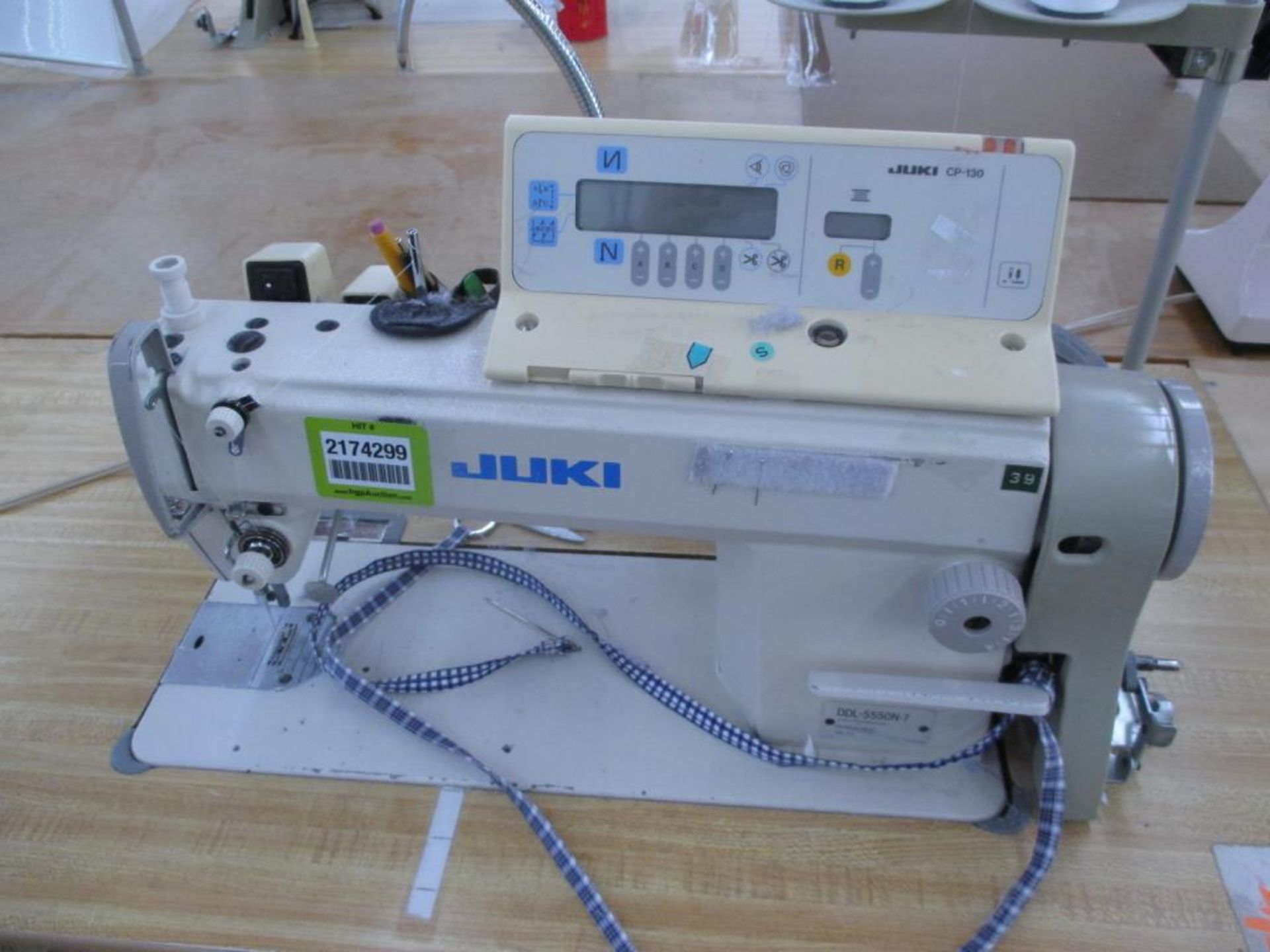Lockstitch Reverse Industrial Sewing Machine. Juki DDL-5550N-7 1-Needle Lockstitch Reverse - Image 2 of 6