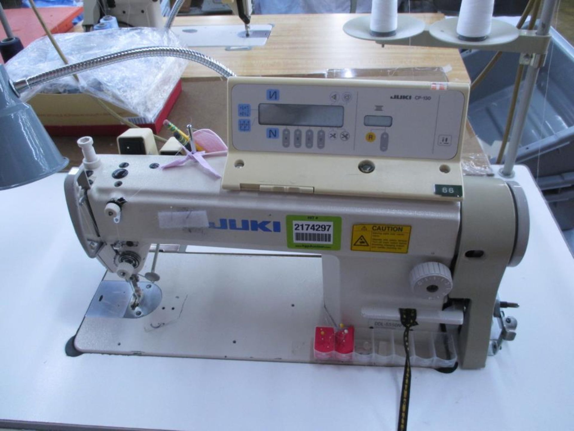 Lockstitch Reverse Industrial Sewing Machine. Juki DDL-5550N-7 1-Needle Lockstitch Reverse - Image 2 of 5