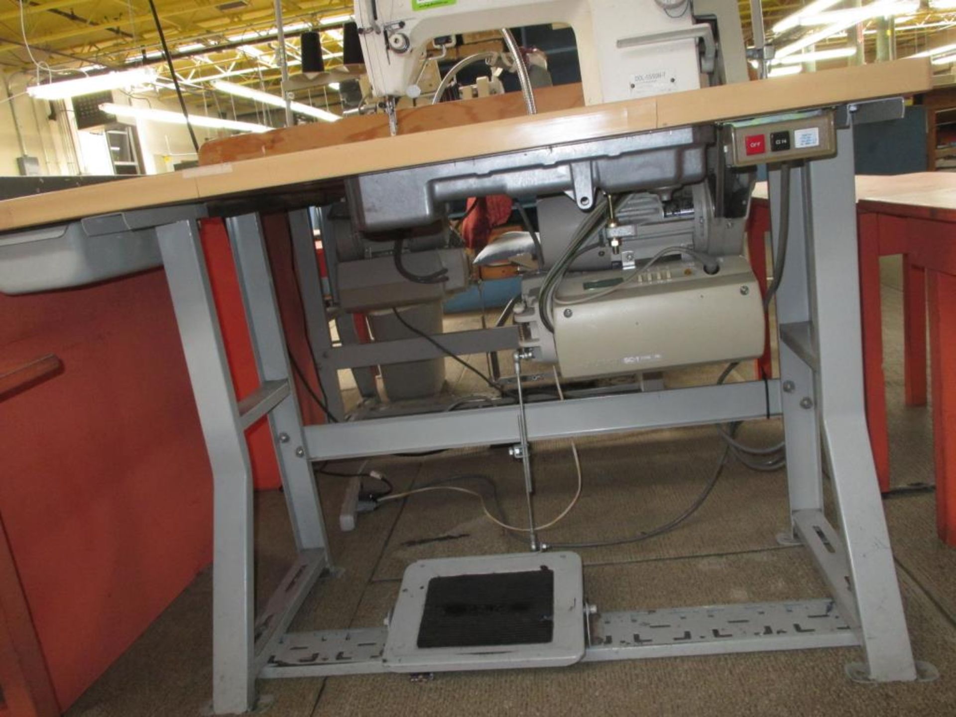 Lockstitch Reverse Industrial Sewing Machine. Juki DDL-5550N-7 1-Needle Lockstitch Reverse - Image 5 of 7