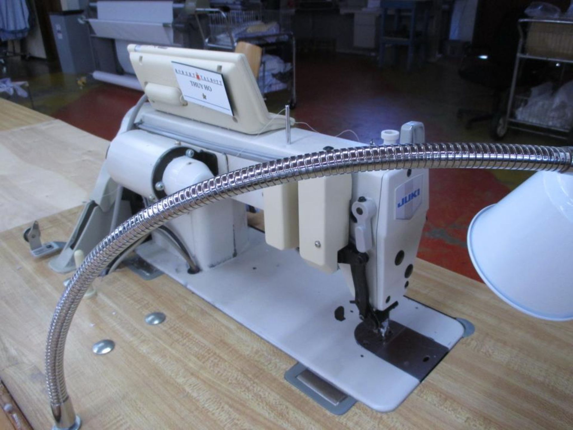 Lockstitch Reverse Industrial Sewing Machine. Juki DDL-5550N-7 1-Needle Lockstitch Reverse - Image 3 of 6