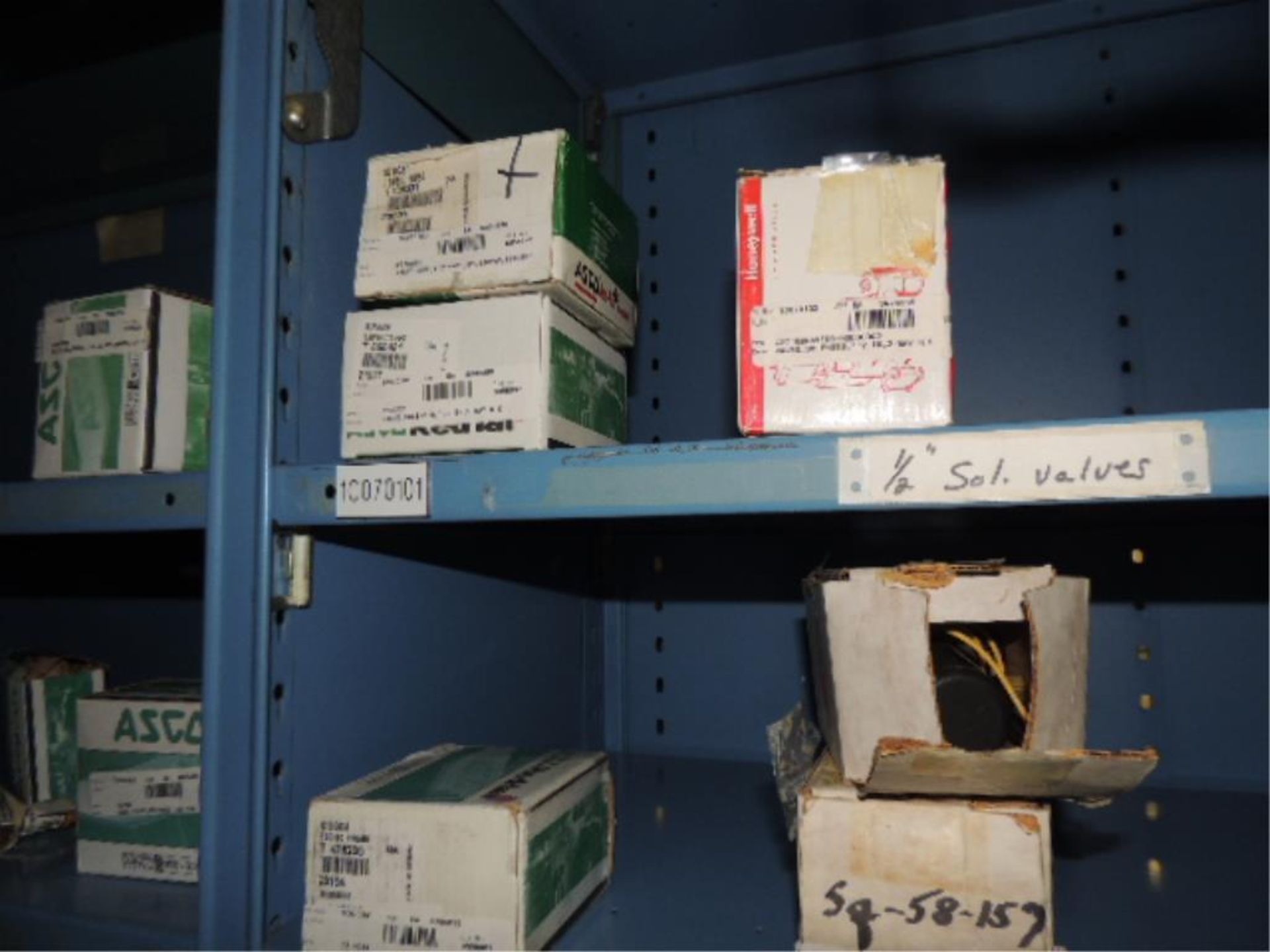 Cooper Parts; Lot: contents of shelves and drawers Row 17-18, wiring devices, HPF Autotransformer, - Image 19 of 29