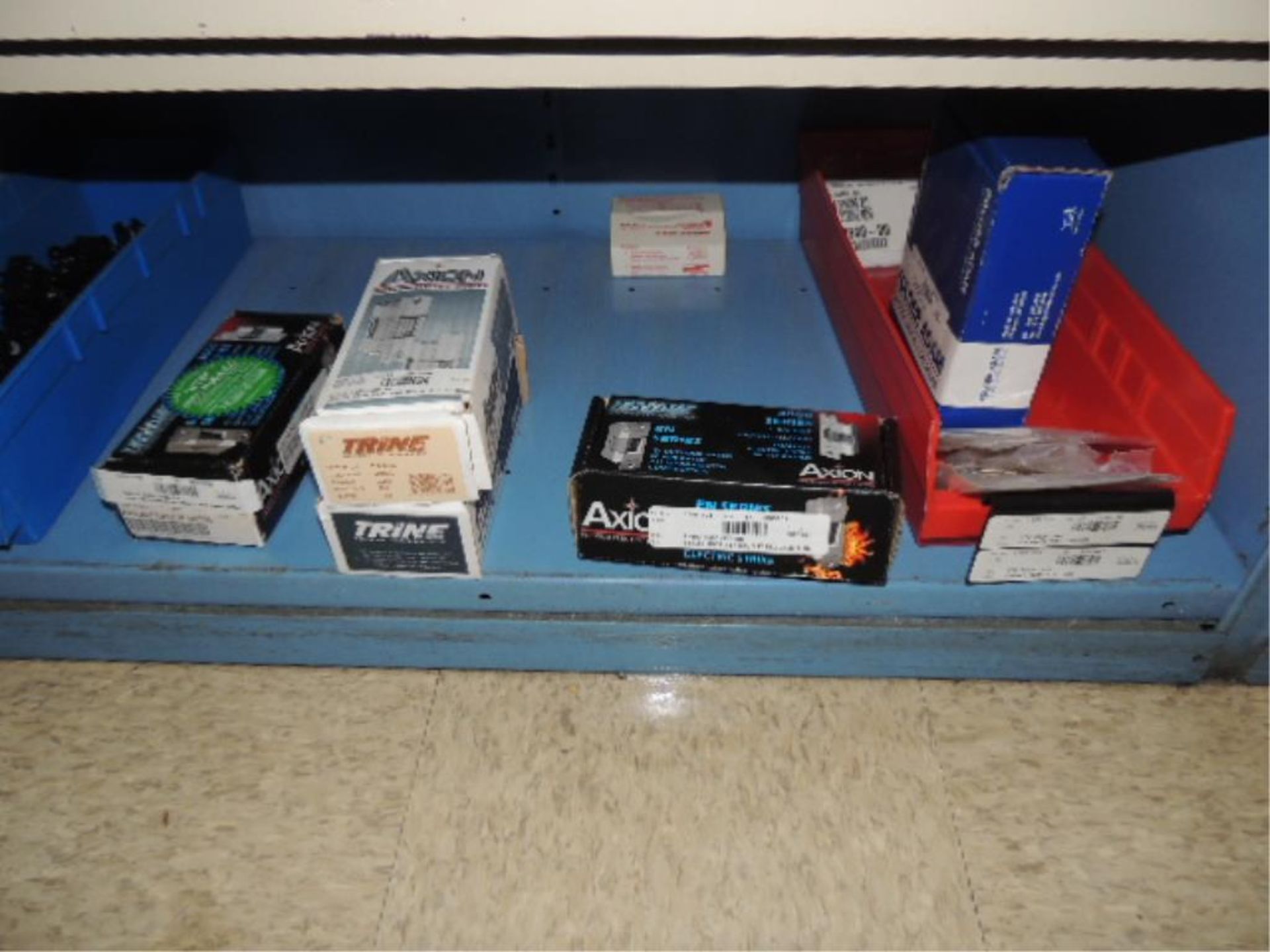 Cooper Parts; Lot: contents of shelves and drawers Row 17-18, wiring devices, HPF Autotransformer, - Image 25 of 29