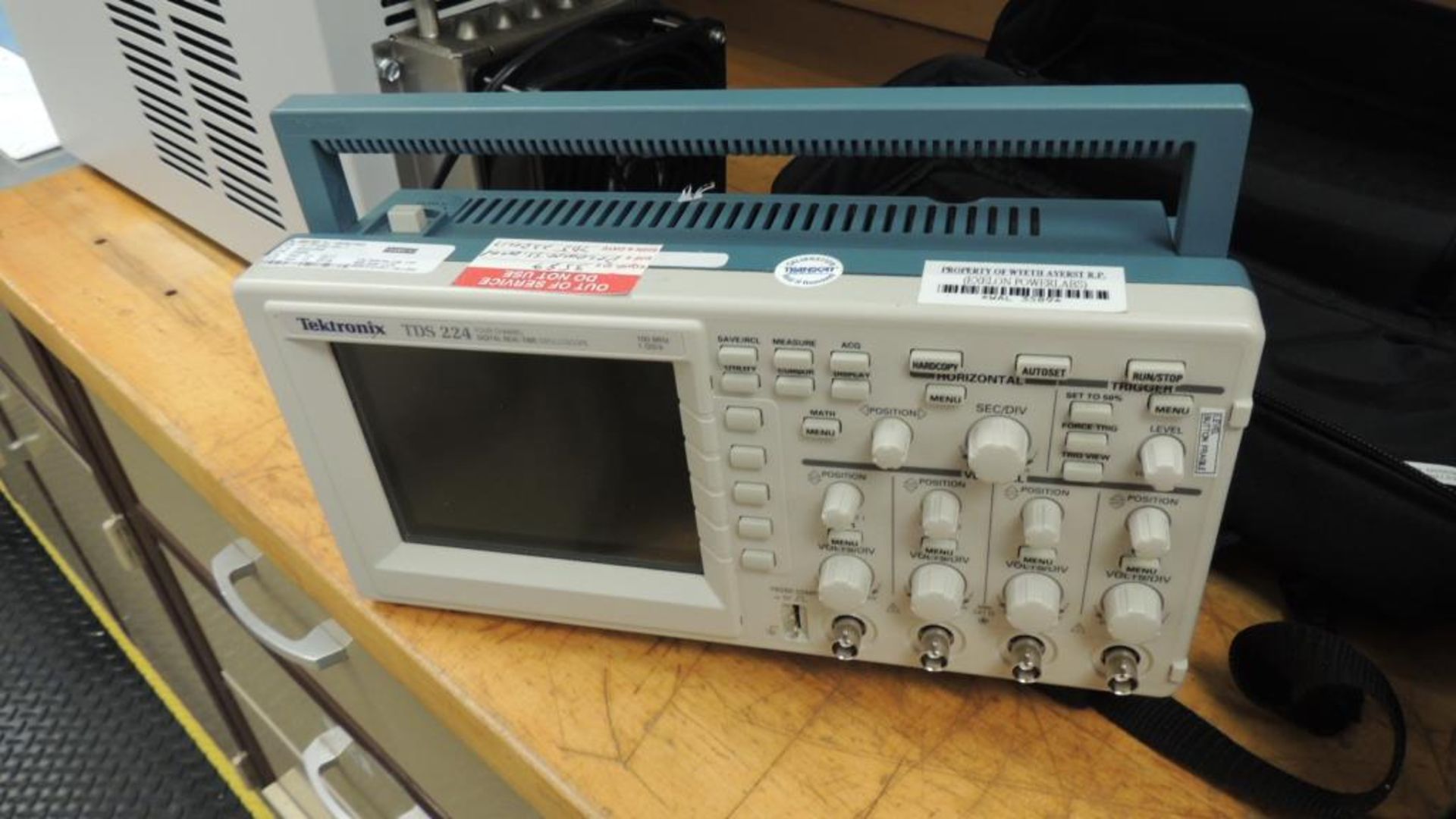 Tektronix TDS224 Oscilloscope; four channel digital real time oscilloscope. HIT# 2226566. Loc: - Image 5 of 6
