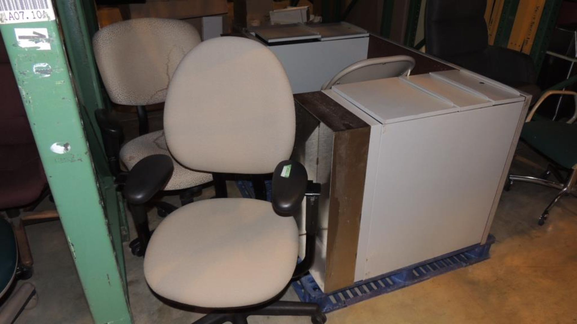 Chairs; Lot: approximately (28)office chairs and one metal desk. HIT# 2192727. Loc: 2101. Asset - Image 7 of 9