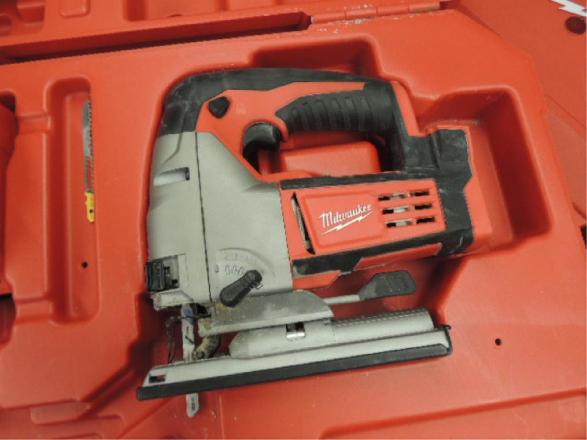 Milwaukee M18 Saw; cordless jig saw with charger NO batteries, 18v. HIT# 2192439. Loc: 901 cage. - Image 2 of 5