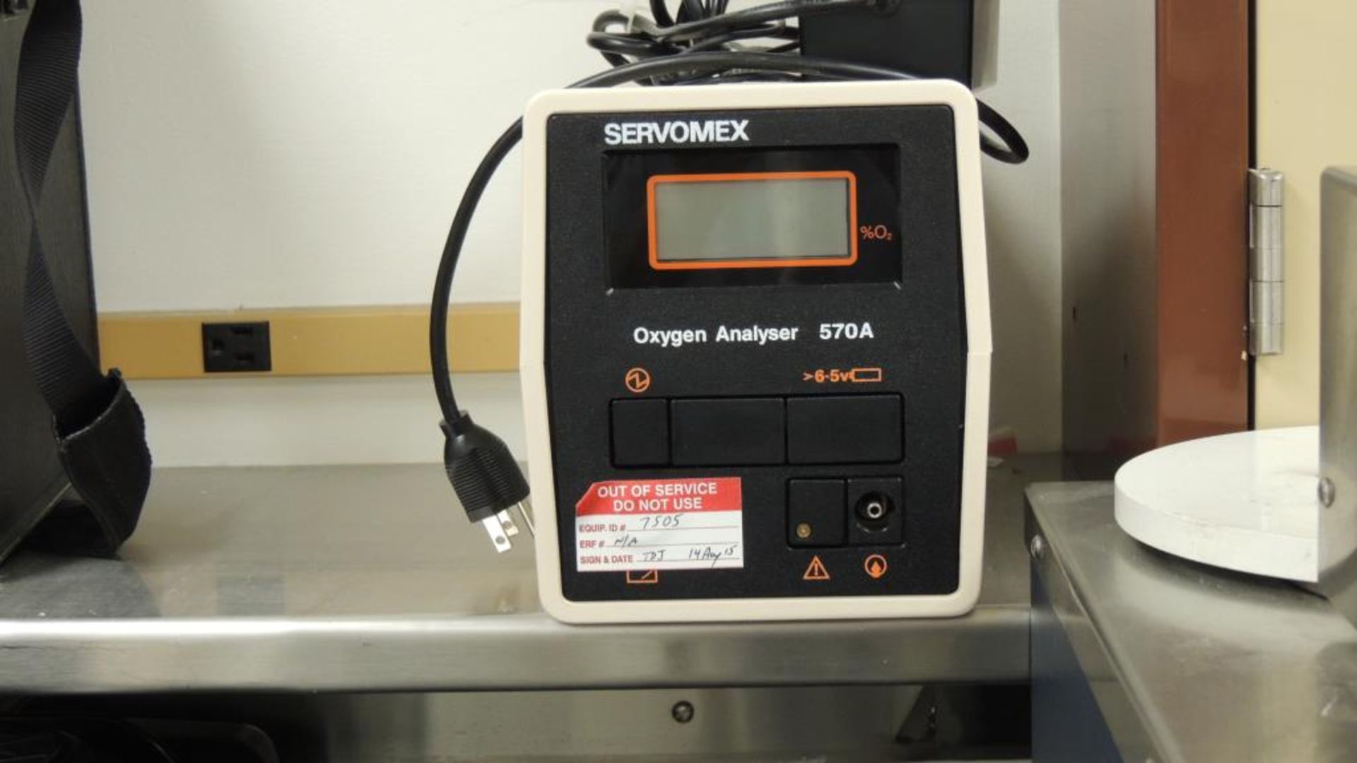 Servomex 570A Analyzer; hand held oxygen analyzer, 6.5v w/ charger. HIT# 2226574. Loc: 710. Asset
