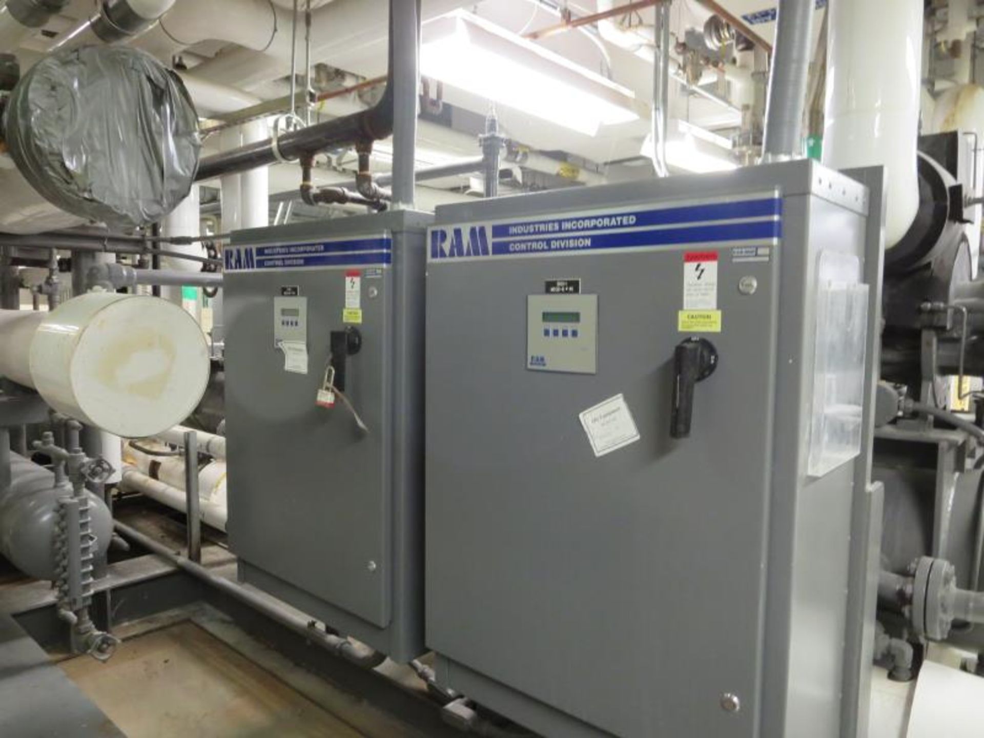 FES 11S Chillers; With 3 Tanks (1) Chiller with 60hp Motor & Compressor, (1) Chiller missing Motor & - Image 7 of 20