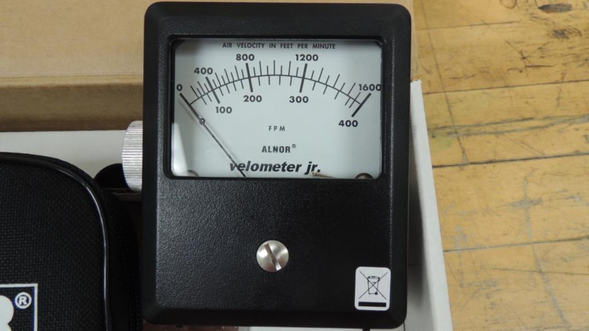 Alnor 8100A-16 Gauge; Lot: (5) The Velometer Jr.® anemometer measures low face velocity commonly - Image 2 of 4