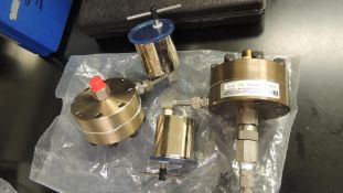 SI Fox Valves; Lot: (2) SI pressure valves # 2740, (2) Fox valves p/n 615214. HIT# 2226610. Loc: