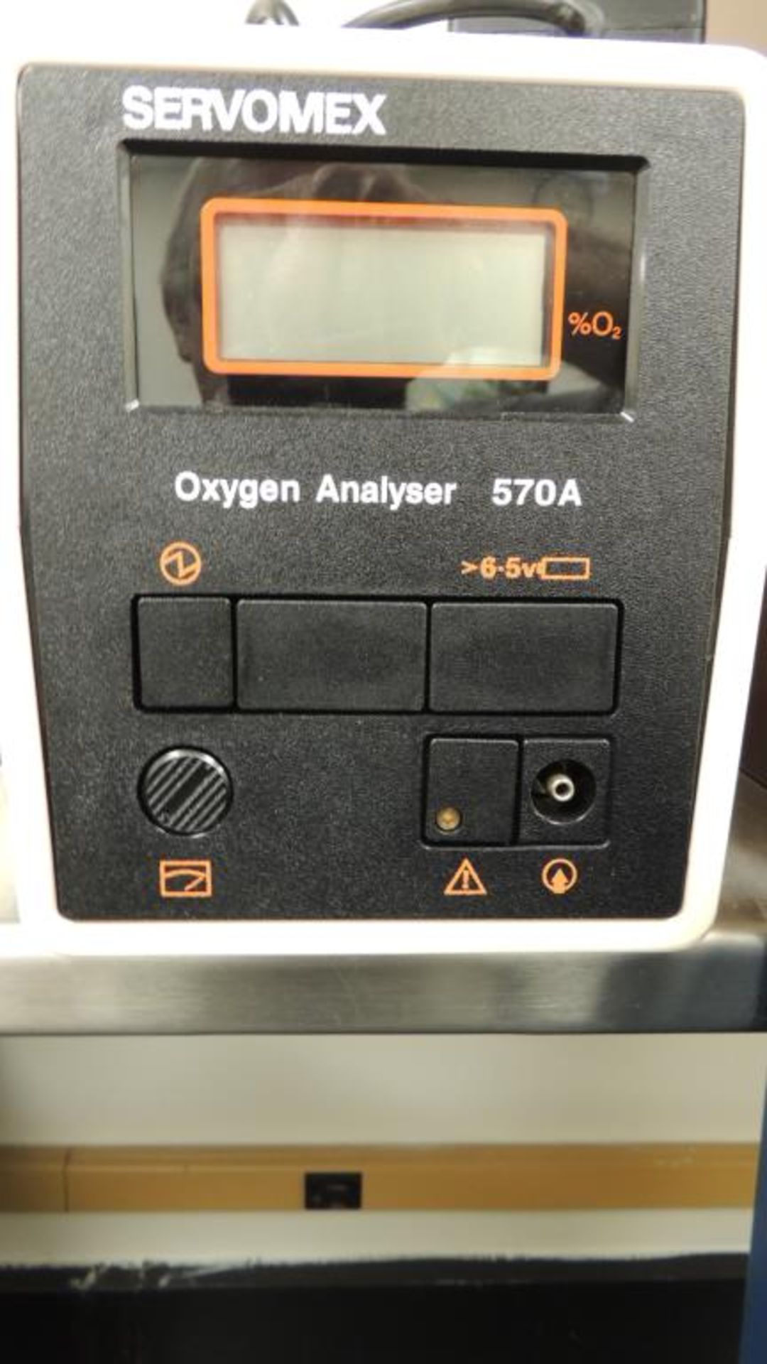 Servomex 570A Analyzer; hand held oxygen analyzer, 6.5v w/ charger. HIT# 2226574. Loc: 710. Asset - Image 5 of 6