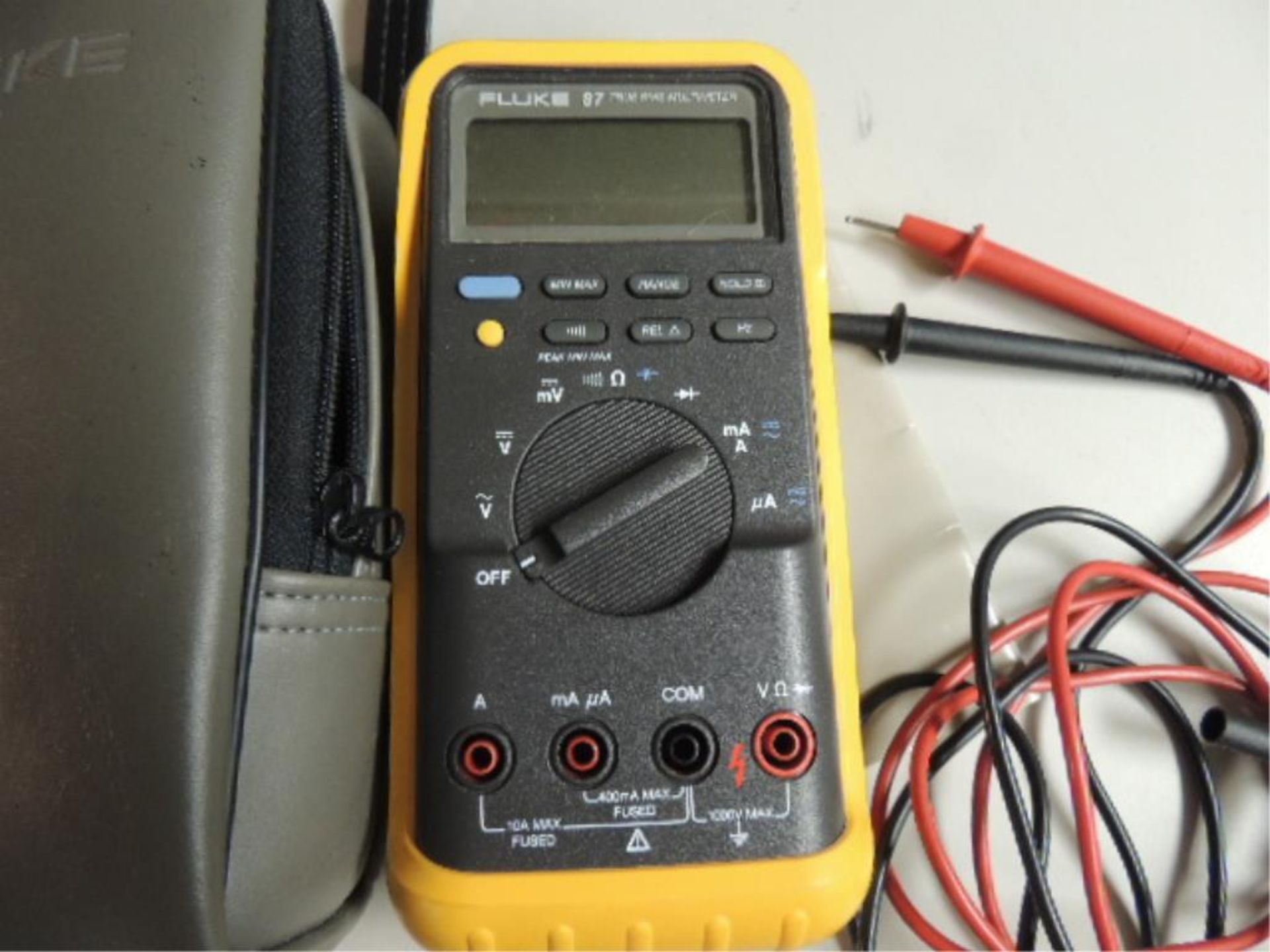 Fluke 87 Tester; Fluke 87 true RMS multimeter. HIT# 2192416. Loc: 901 cage. Asset Located at 64 - Image 2 of 4