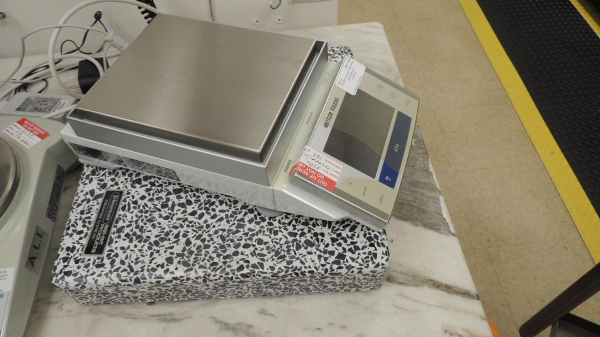 Mettler Toledo XS6002S PB-602S Scales; Lot: (2) scales w/ Bel-Art granite leveling block 14"x14"x2". - Image 4 of 9