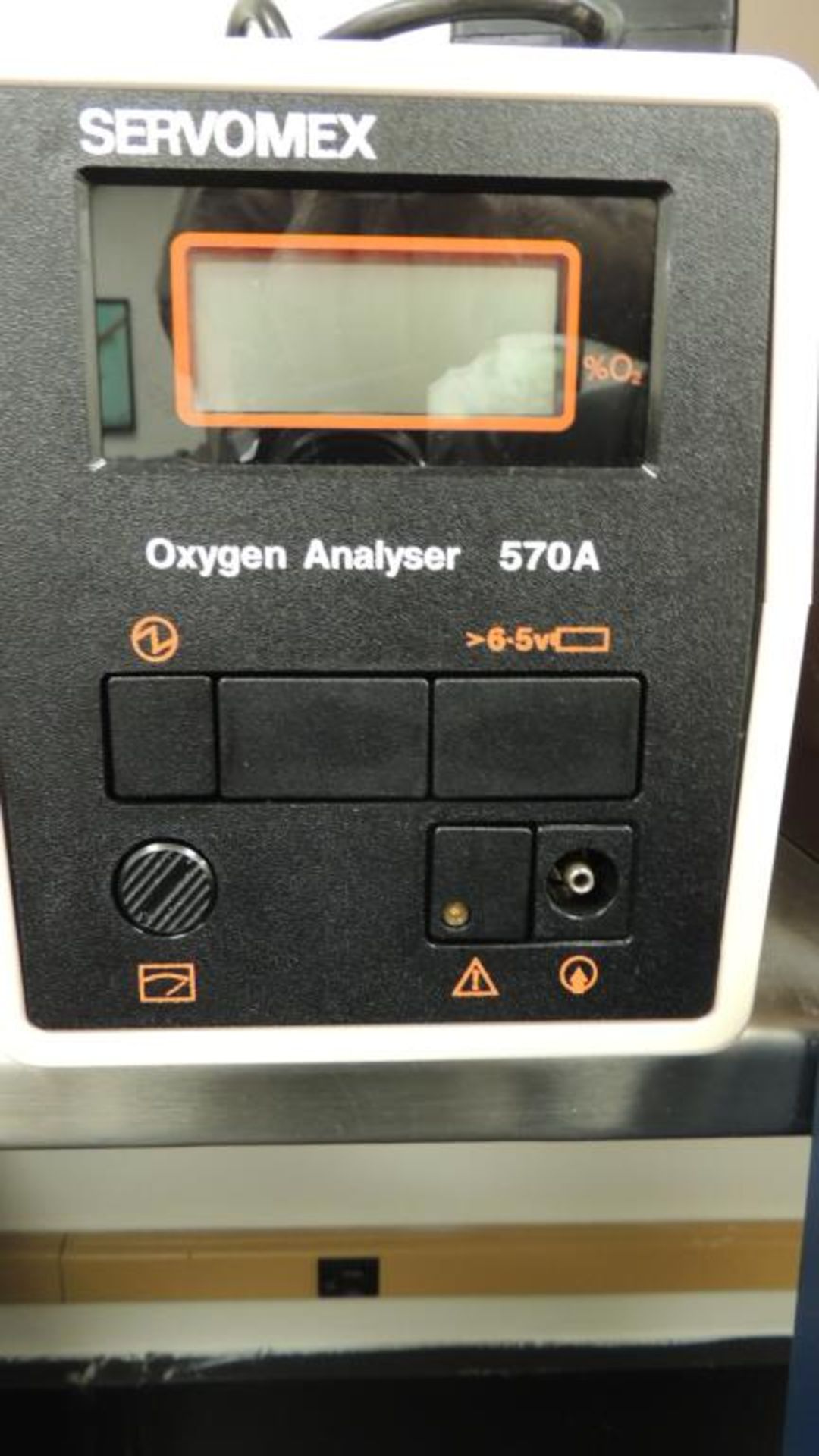 Servomex 570A Analyzer; hand held oxygen analyzer, 6.5v w/ charger. HIT# 2226574. Loc: 710. Asset - Image 4 of 6
