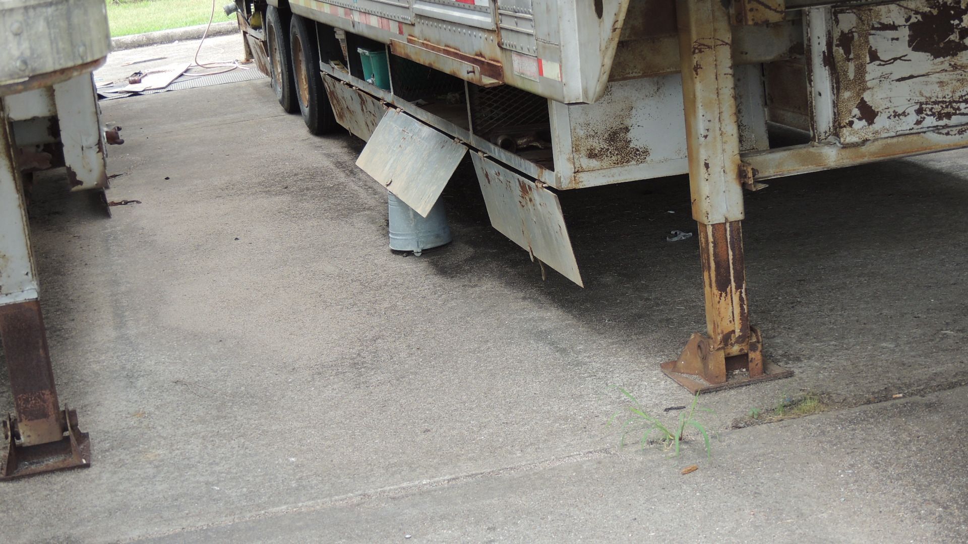 Trailer, Break/Office. Fruehauf W131/2-N6-F2-40. Year: 1981; 40' drop deck w/ contents, AC , fold - Image 2 of 16