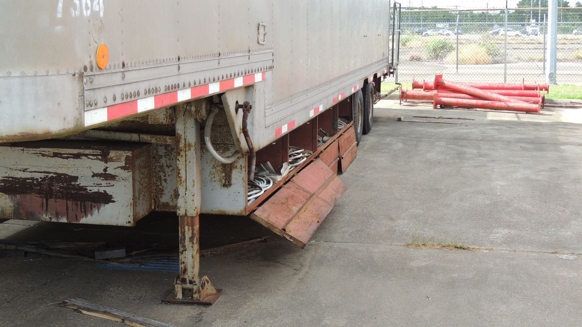 Trailer, Break/Office. Fruehauf 13 1/2-N8-F2-40. Year: 10/80; 40' drop deck w/ contents, AC , fold - Image 5 of 18