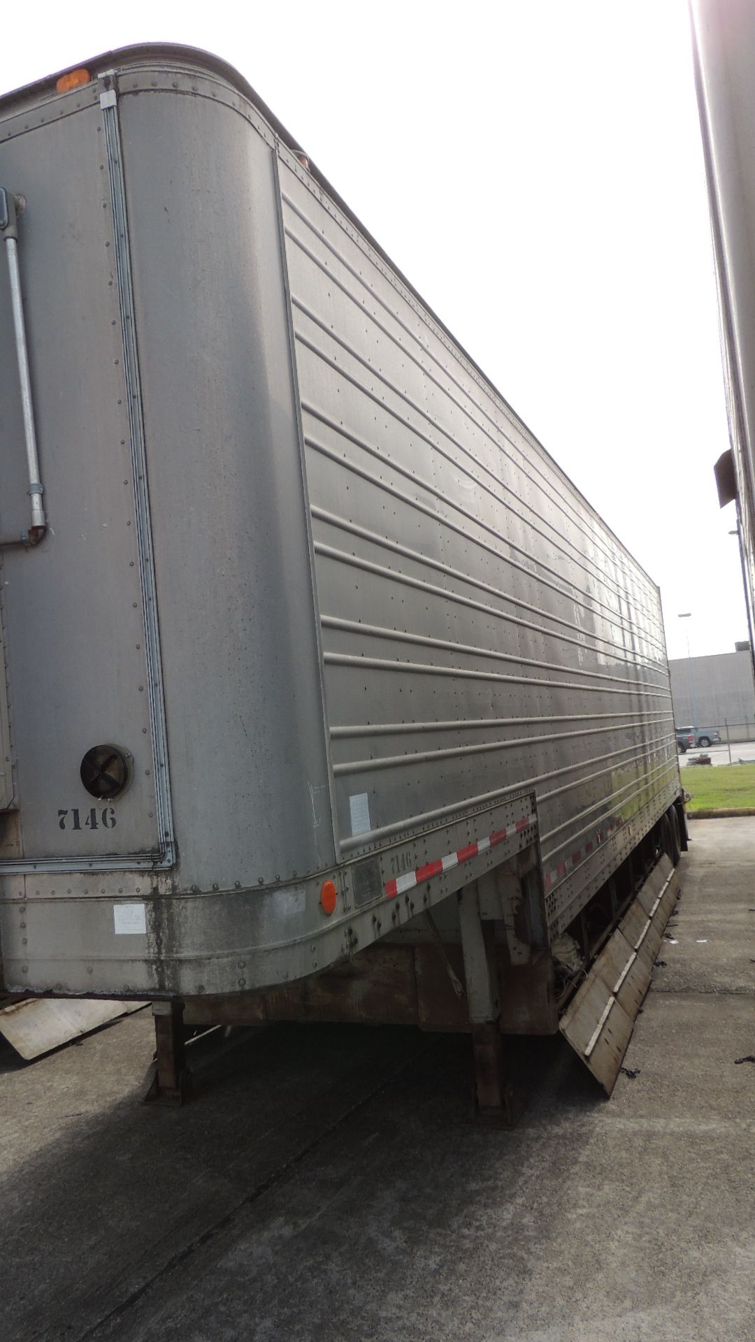 Trailer, Break/Office. Great Dane 730TDS 40. Year: 1985; 40' drop deck w/ contents, AC , fold down - Image 5 of 18