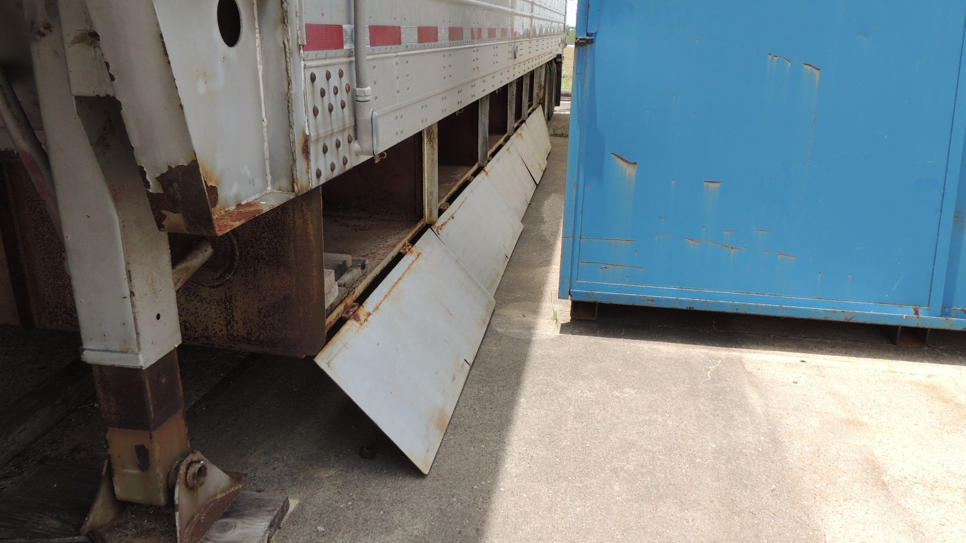 Trailer, Break/Office. Great Dane 730TDS 40. Year: 1986; 40' drop deck w/ contents, AC , fold down - Image 5 of 12