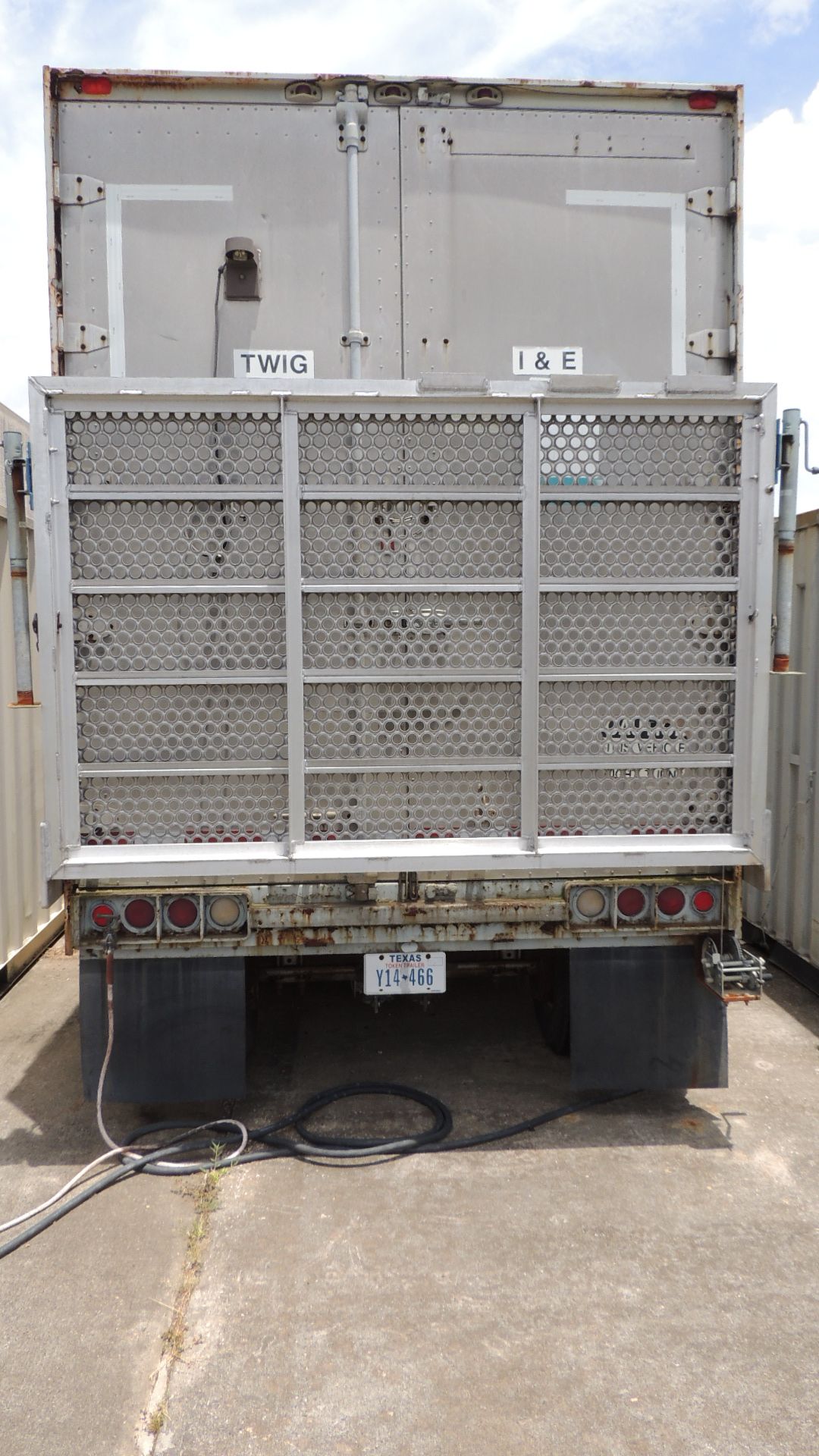 Trailer, Break/Office. Great Dane 730TDS 40. Year: 1986; 40' drop deck w/ contents, AC , fold down - Image 6 of 12