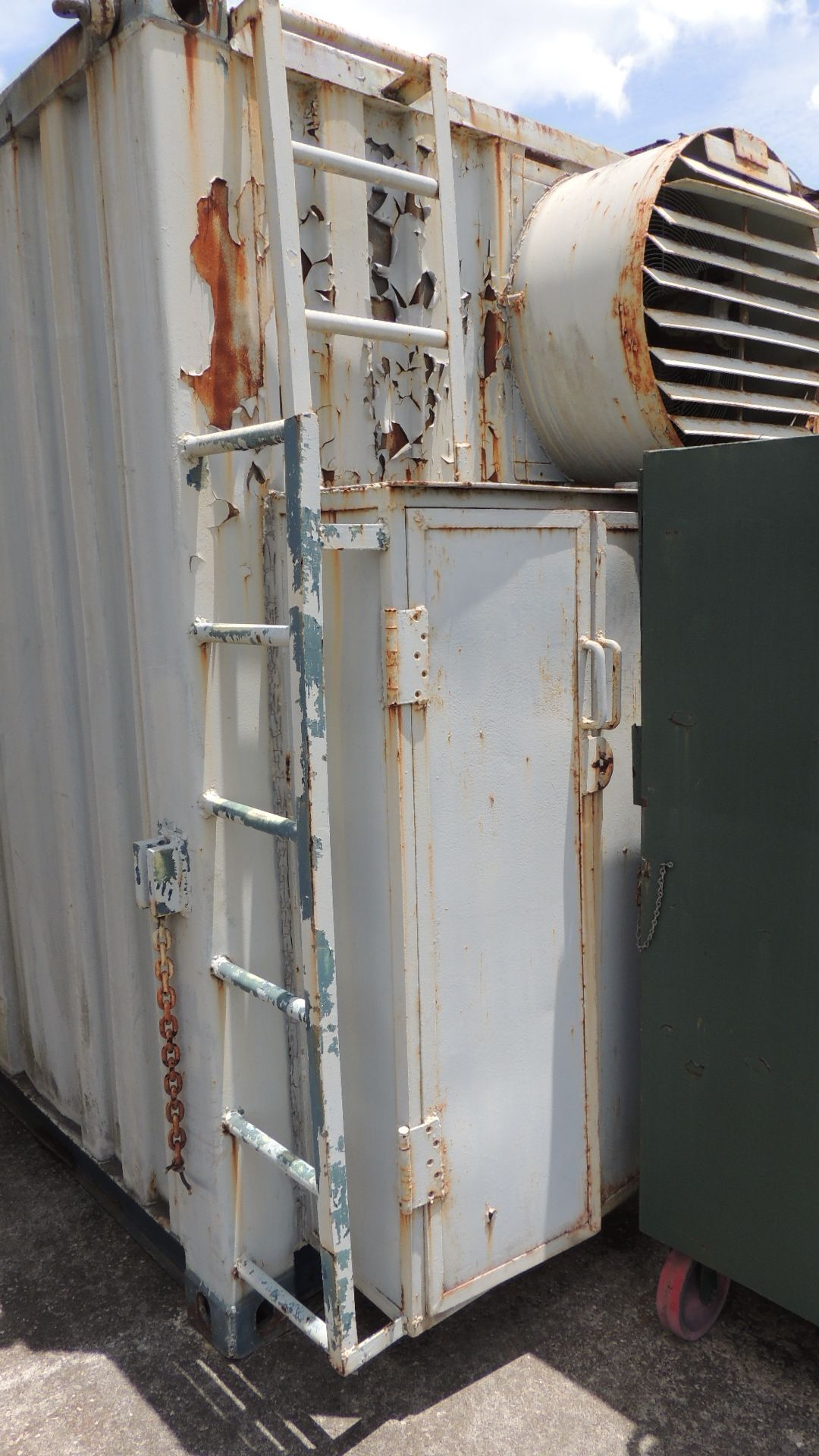 Container / Tools. Conex 20' container and contents, pipe tongs, vise, nut and bolt cabinets, - Image 4 of 21
