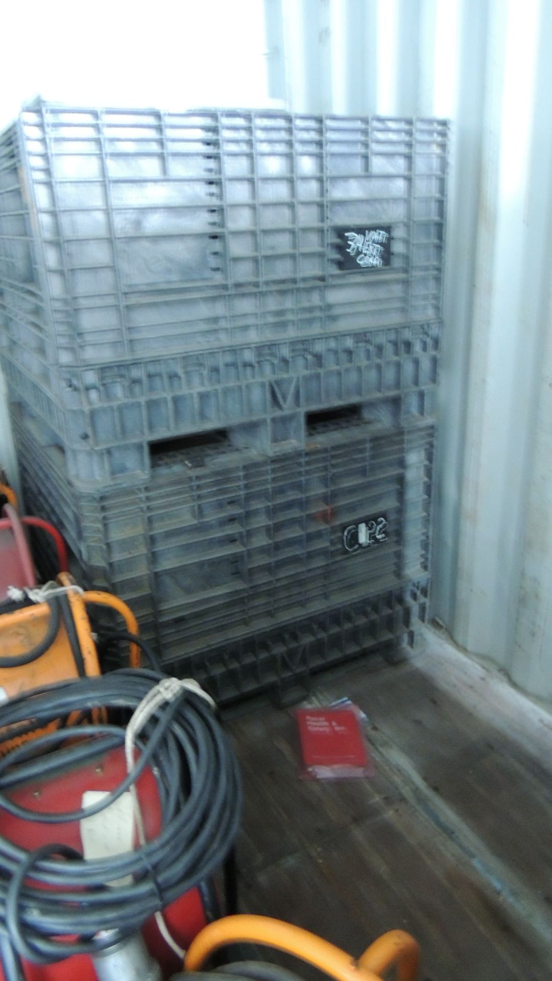 Container / Storage. Conex 20' container and contents, shop fans 110v, 1 crate 3 ton chain hoist, - Image 15 of 19