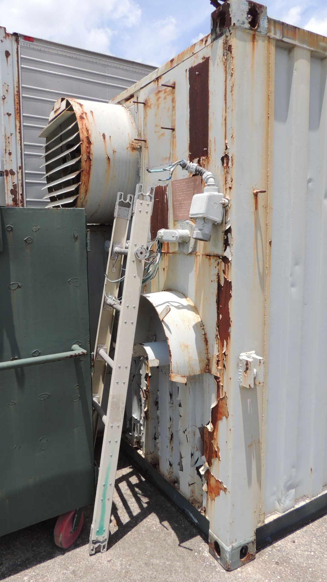 Container / Tools. Conex 20' container and contents, pipe tongs, vise, nut and bolt cabinets, - Image 3 of 21