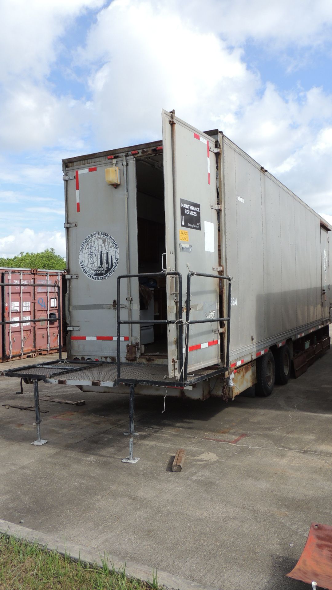 Trailer, Break/Office. Fruehauf 13 1/2-N8-F2-40. Year: 10/80; 40' drop deck w/ contents, AC , fold - Image 7 of 18