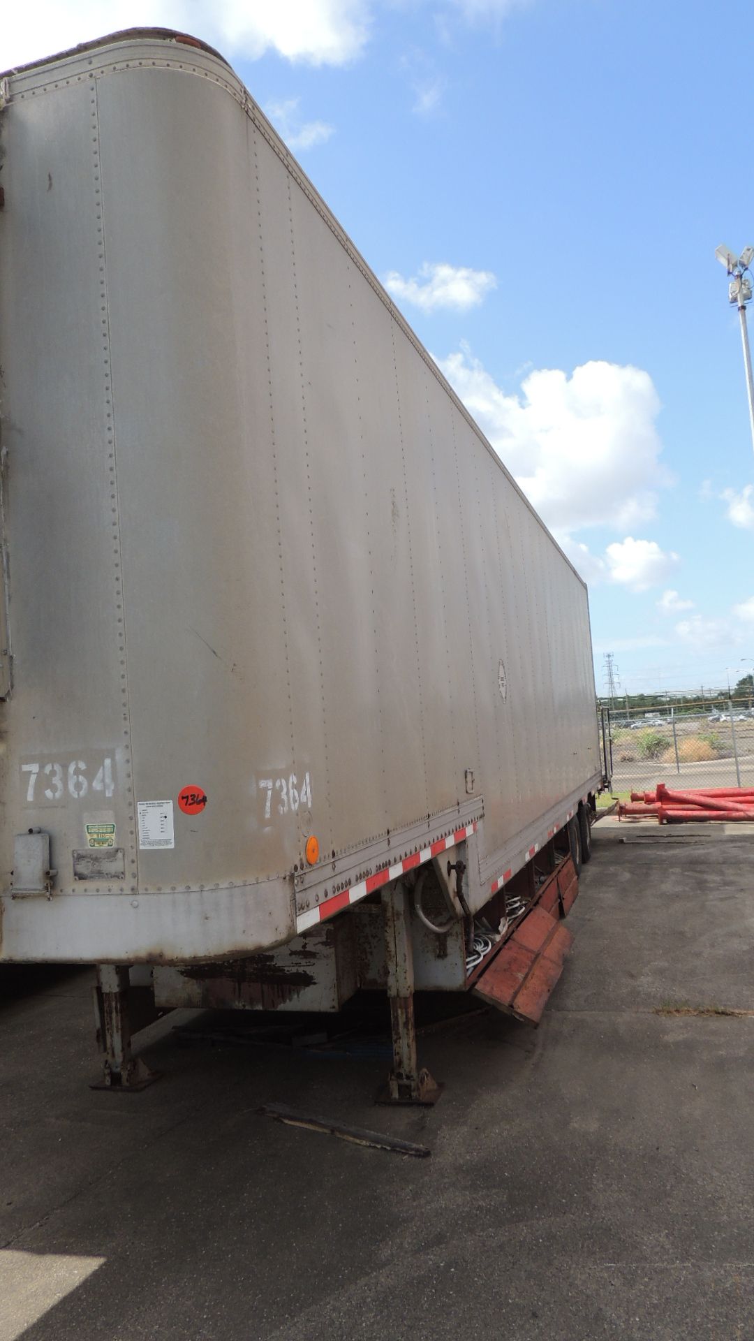 Trailer, Break/Office. Fruehauf 13 1/2-N8-F2-40. Year: 10/80; 40' drop deck w/ contents, AC , fold - Image 4 of 18