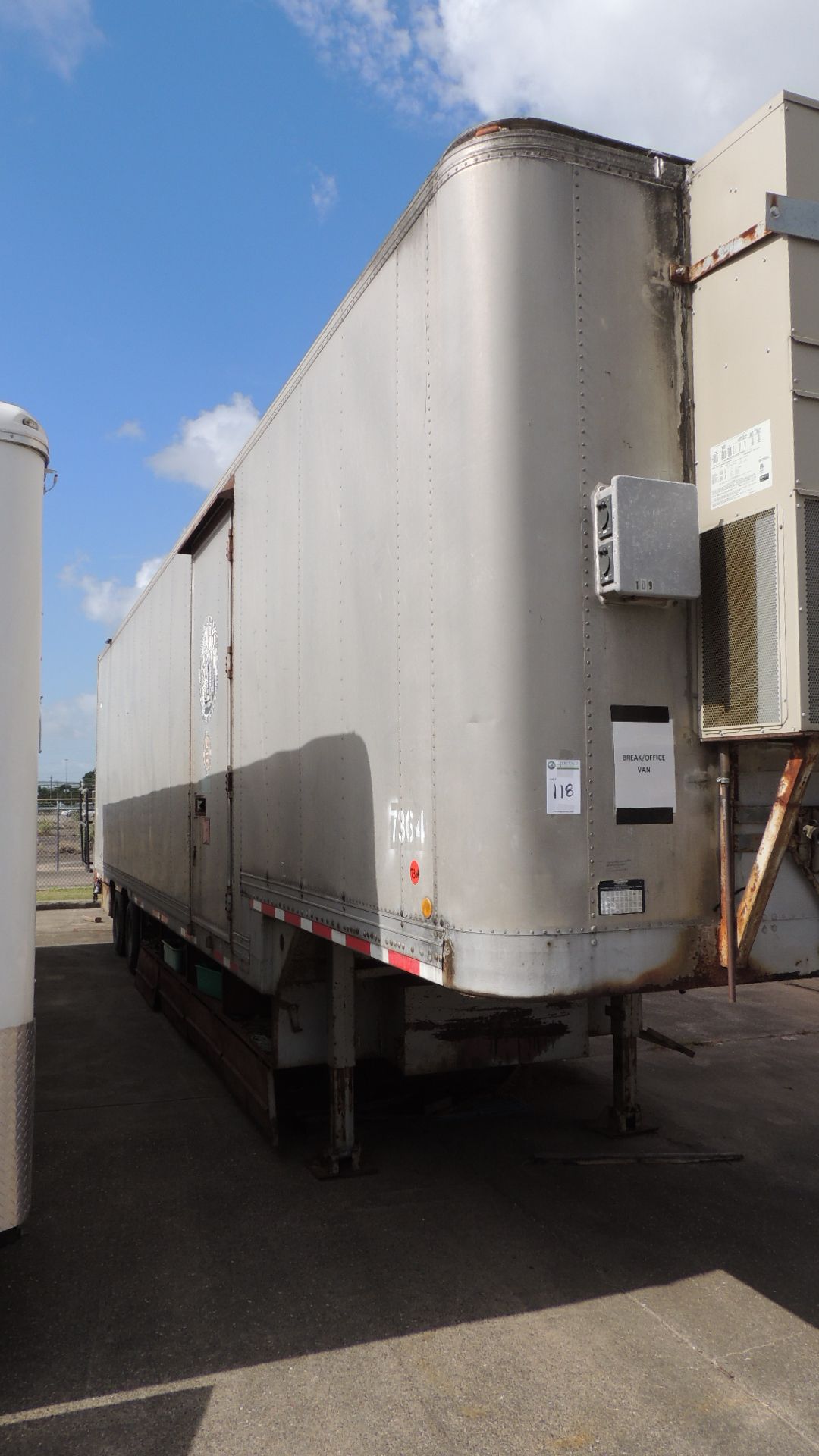 Trailer, Break/Office. Fruehauf 13 1/2-N8-F2-40. Year: 10/80; 40' drop deck w/ contents, AC , fold