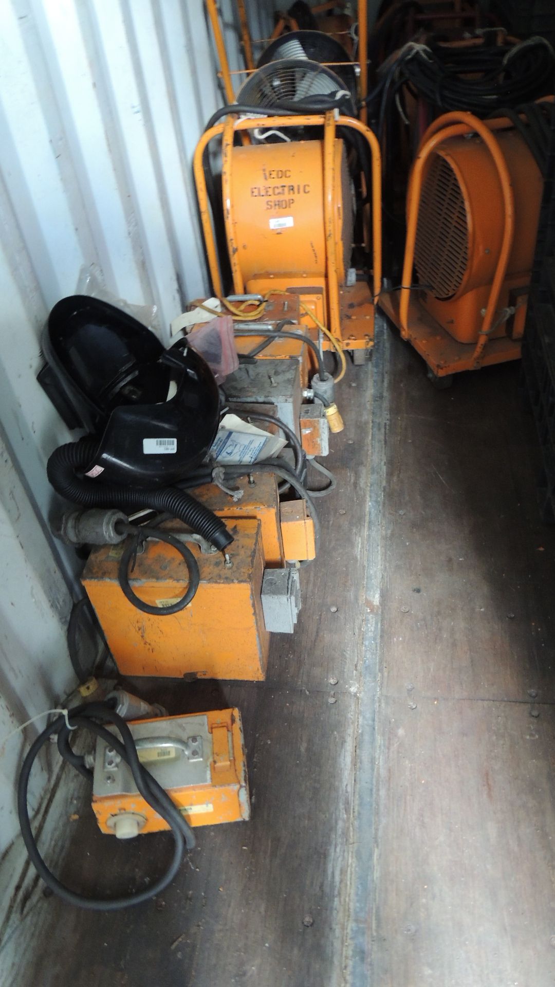 Container / Storage. Conex 20' container and contents, shop fans 110v, 1 crate 3 ton chain hoist, - Image 6 of 19