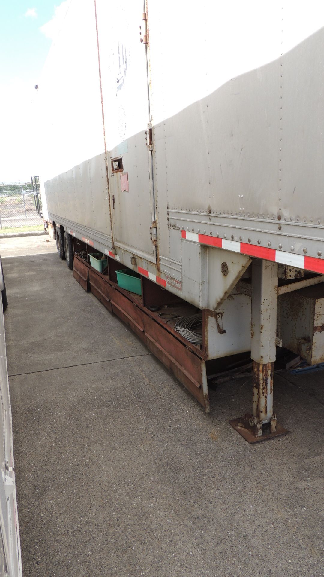 Trailer, Break/Office. Fruehauf 13 1/2-N8-F2-40. Year: 10/80; 40' drop deck w/ contents, AC , fold - Image 2 of 18