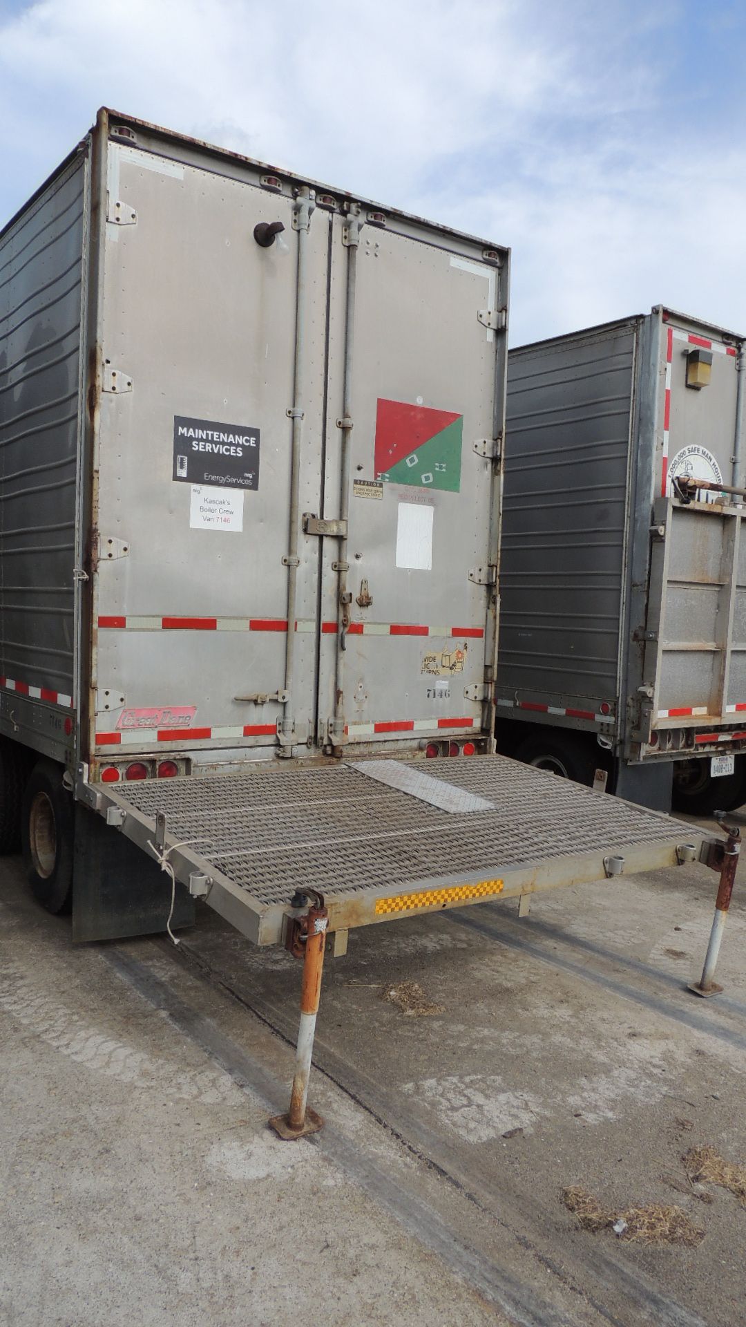 Trailer, Break/Office. Great Dane 730TDS 40. Year: 1985; 40' drop deck w/ contents, AC , fold down - Image 7 of 18