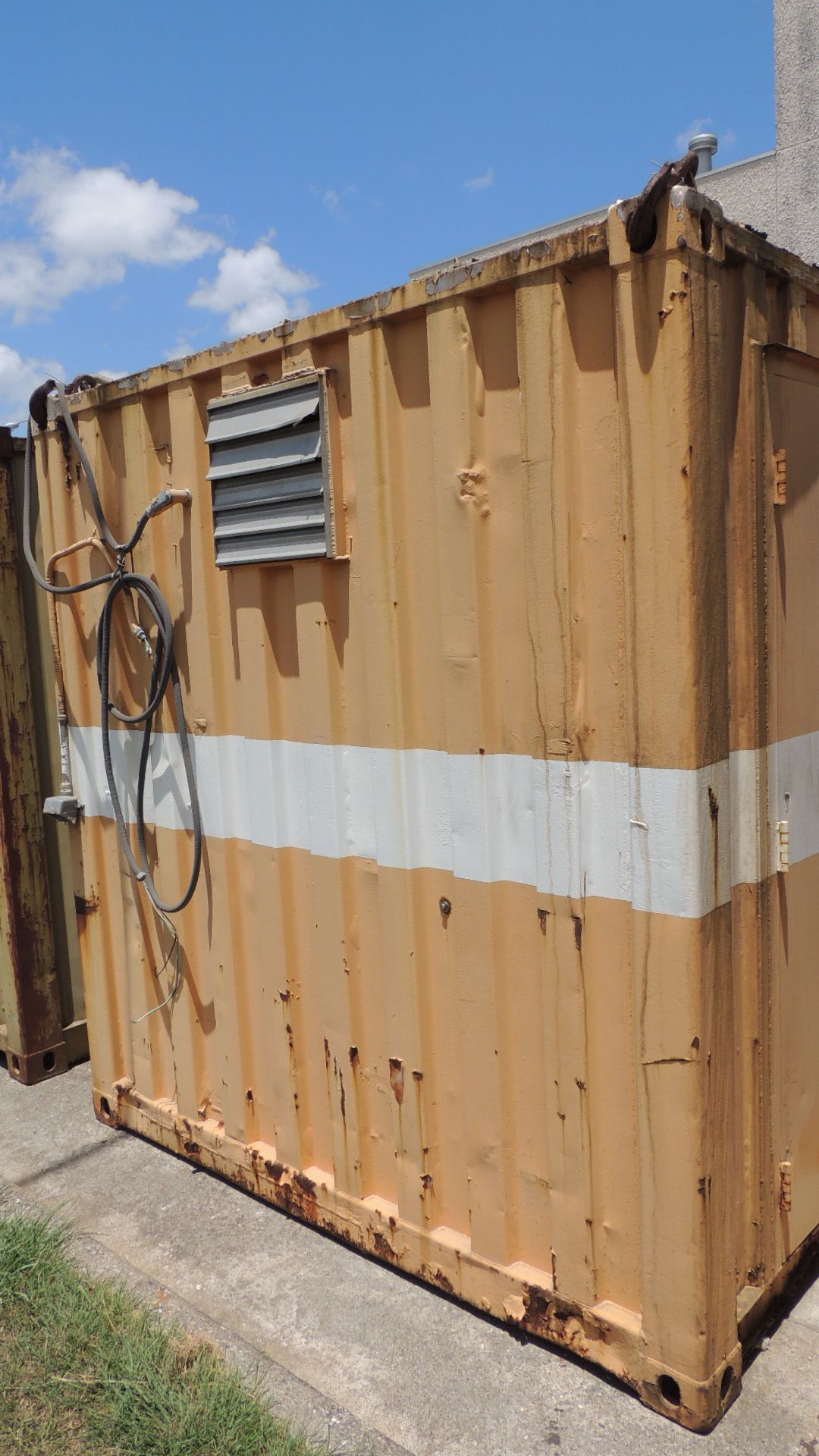 Container / Storage. Conex 20' container and contents, side door , Harrington 1 ton chain hoist, - Image 4 of 15