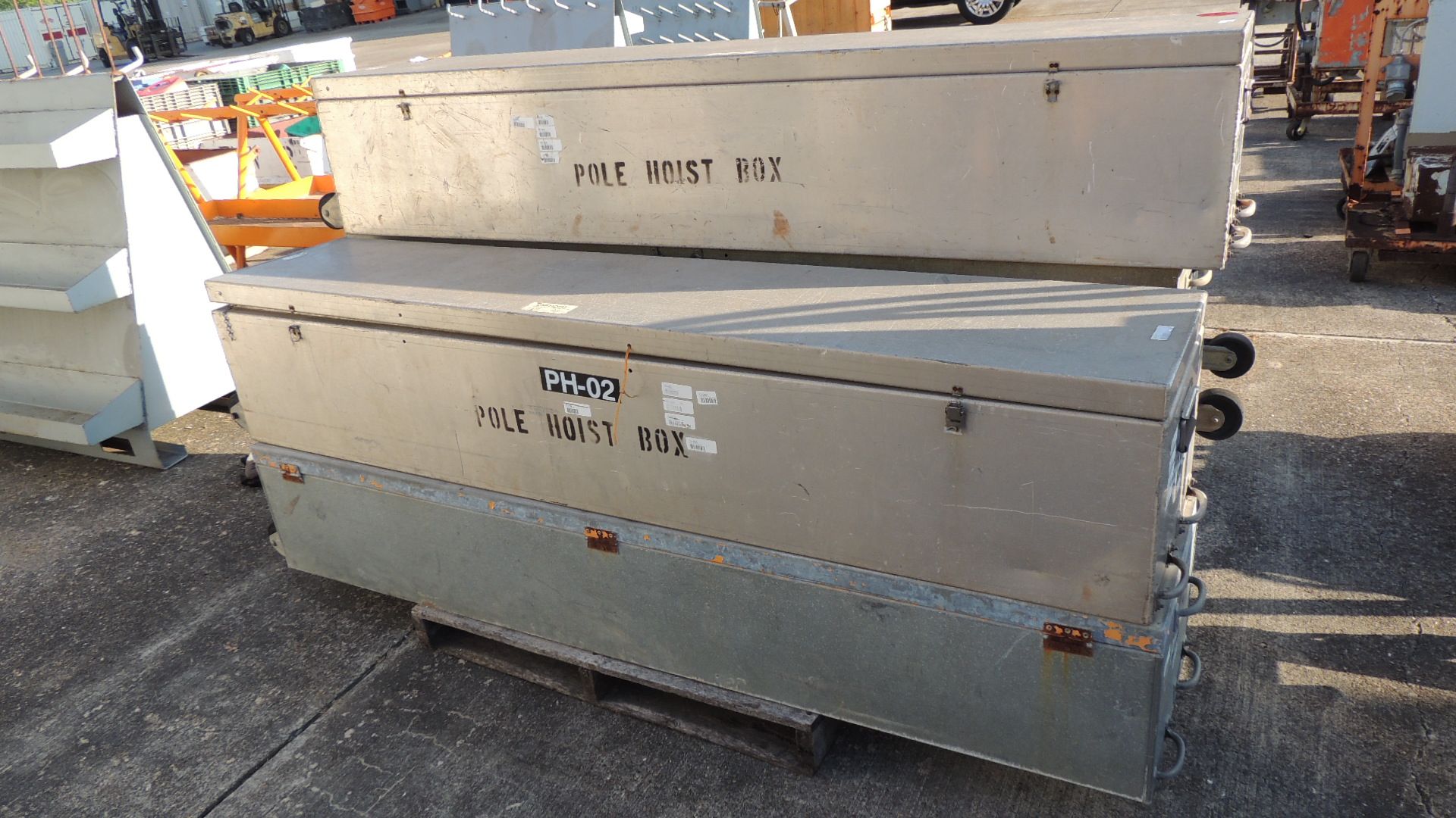 Uni-Hoist Lot: (5) cases of hoist on pallet. HIT# 2230850. Support Facility Area Outside. Asset - Image 2 of 8