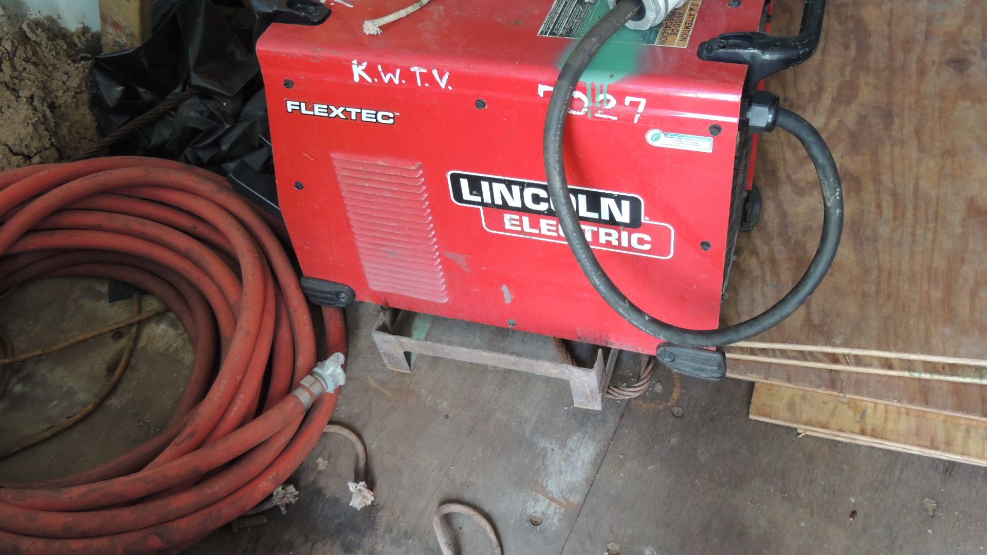 Container / Tools. Conex 20' container and contents, Lincoln welder Flextec 450, 1 ton hoist, - Image 8 of 13