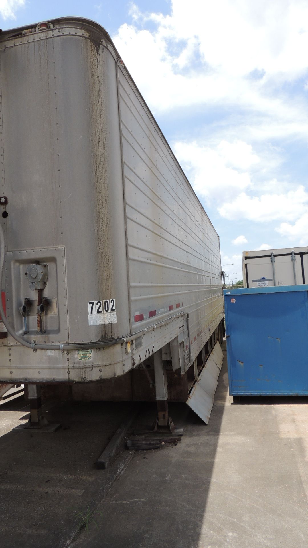 Trailer, Break/Office. Great Dane 730TDS 40. Year: 1986; 40' drop deck w/ contents, AC , fold down - Image 4 of 12