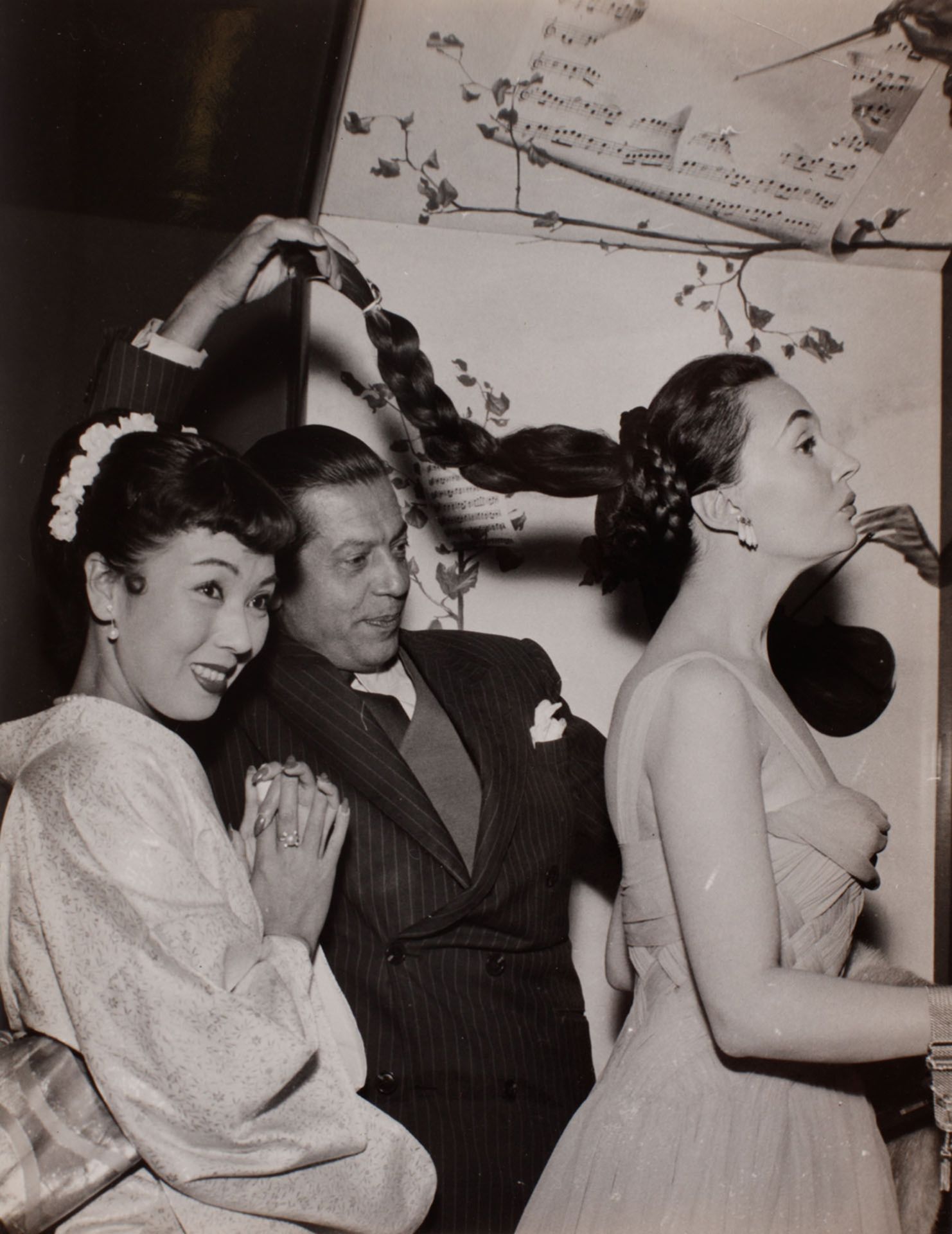 Serge LIFAR showing Ludmilla Tchérina’s breath-takingly beautuful braid to the [...] - Bild 4 aus 4