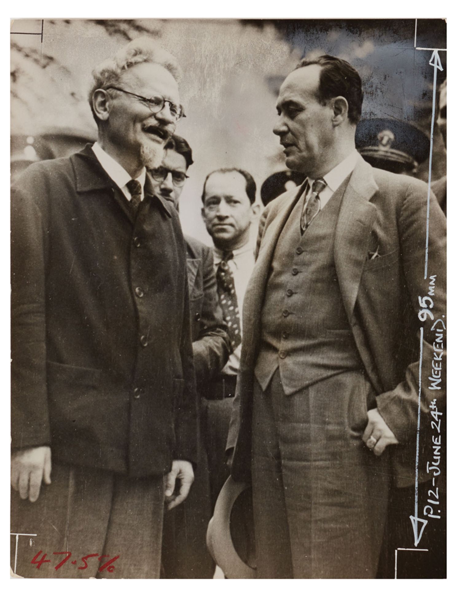 Léon Trotsky after assassination attempt with General Jose Manuel Nunez in 1940 in [...] - Bild 3 aus 3