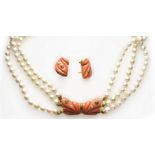 Coral and pearl half set - Comprising a necklace in pearls, with butterfly-shaped [...]