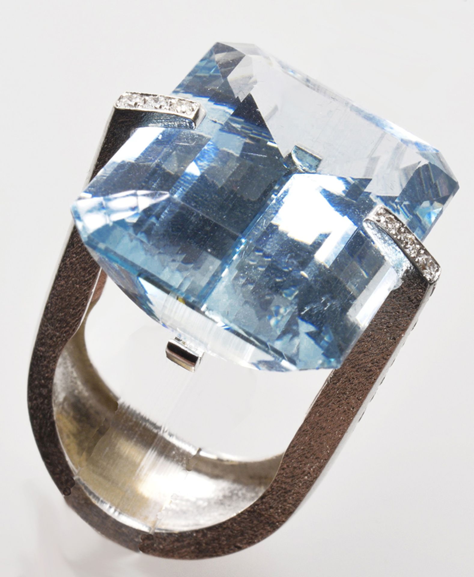 Aquamarine ring - 50cts aquamarine. Set with diamonds -