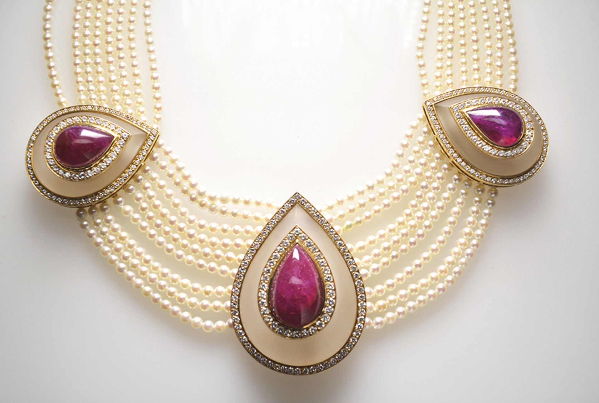 Impressive drapery necklace - Gold and cristal rock set with diamonds, around 7cts [...]