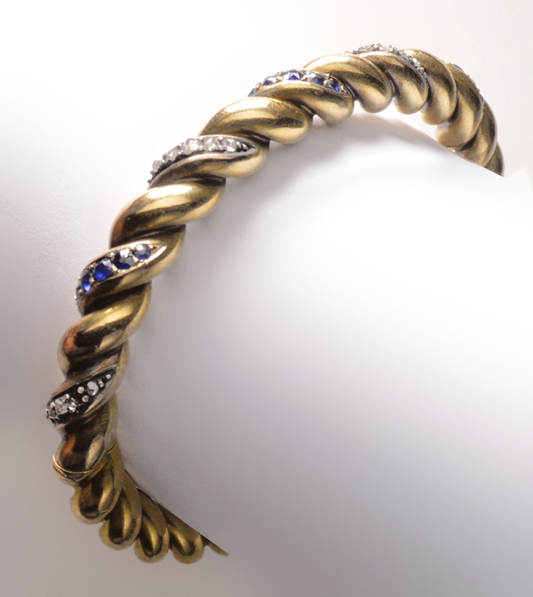 Twisted bangle - Gold set with sapphire and rose cut diamond 18k gold, Weight: 28,3 grs -