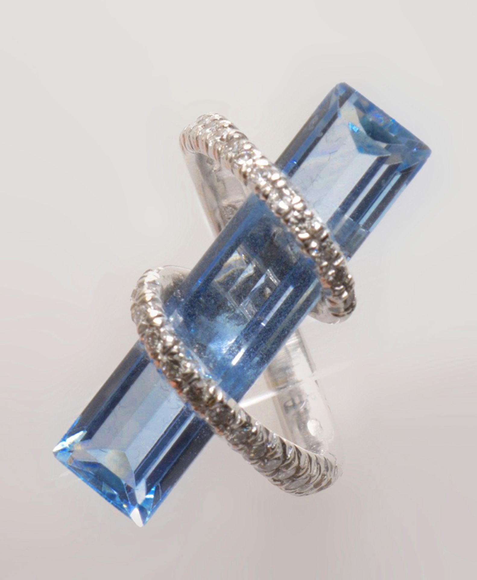 Futurist aquamarine ring - Scavia – Milan. 8cts aquamarine set with diamonds -