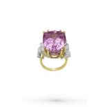 Kunzite ring - Yellow gold ring holding a kunzite of 41.83 cts and 6 baguette [...]