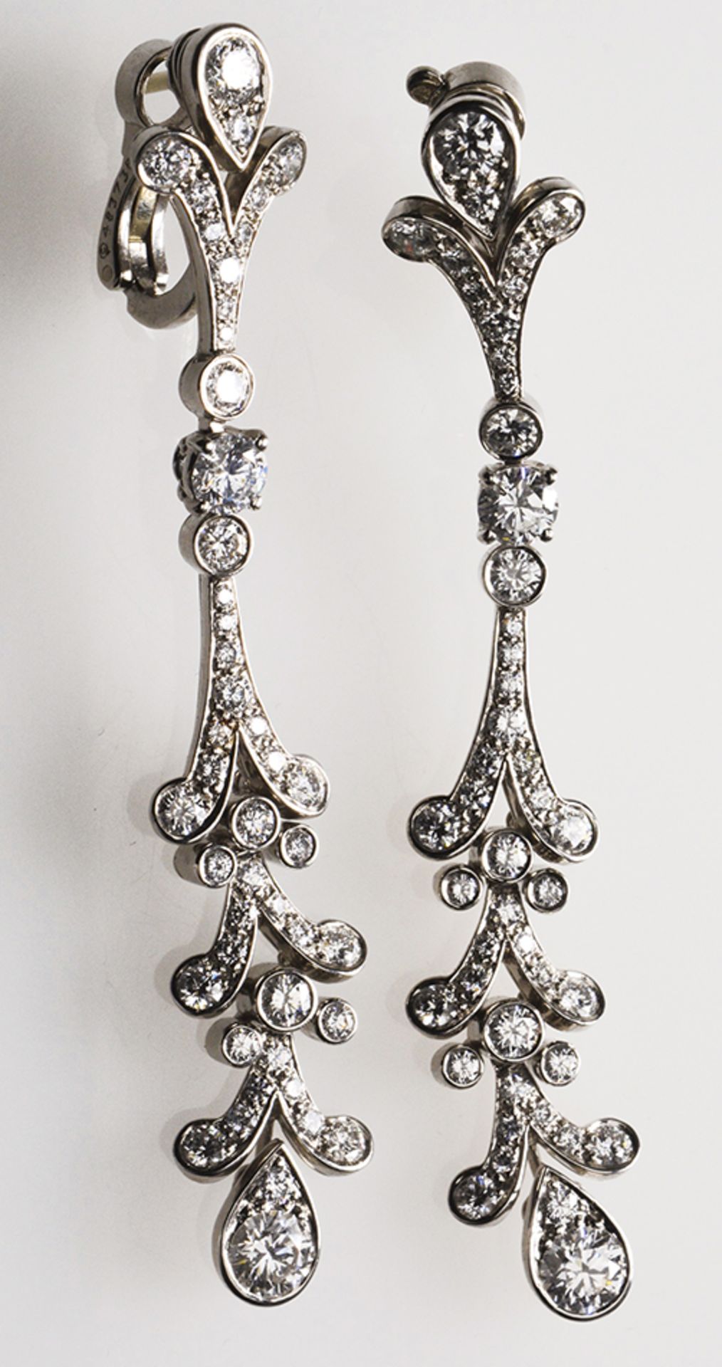 Pair of diamonds earrings - Cartier, Tulip model. Platinum and diamond chandelier [...]