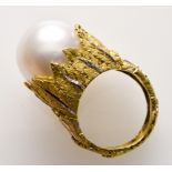 Pearl ring - Buccellati. Gold ring set with an impressive south sea pearl -