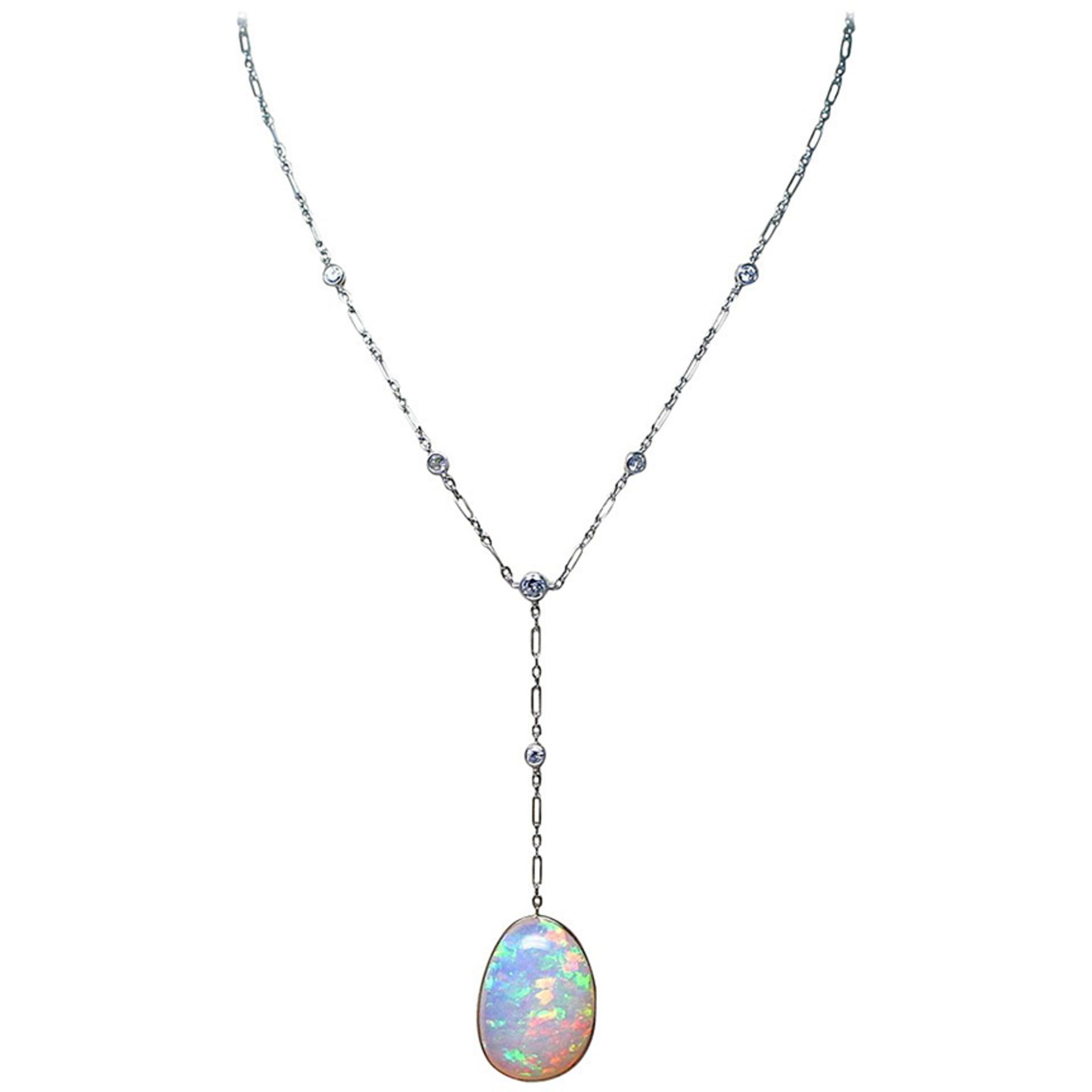 Impressive opal pendant set in gold necklace - 20,60 carats opal in cabochon shape, [...]