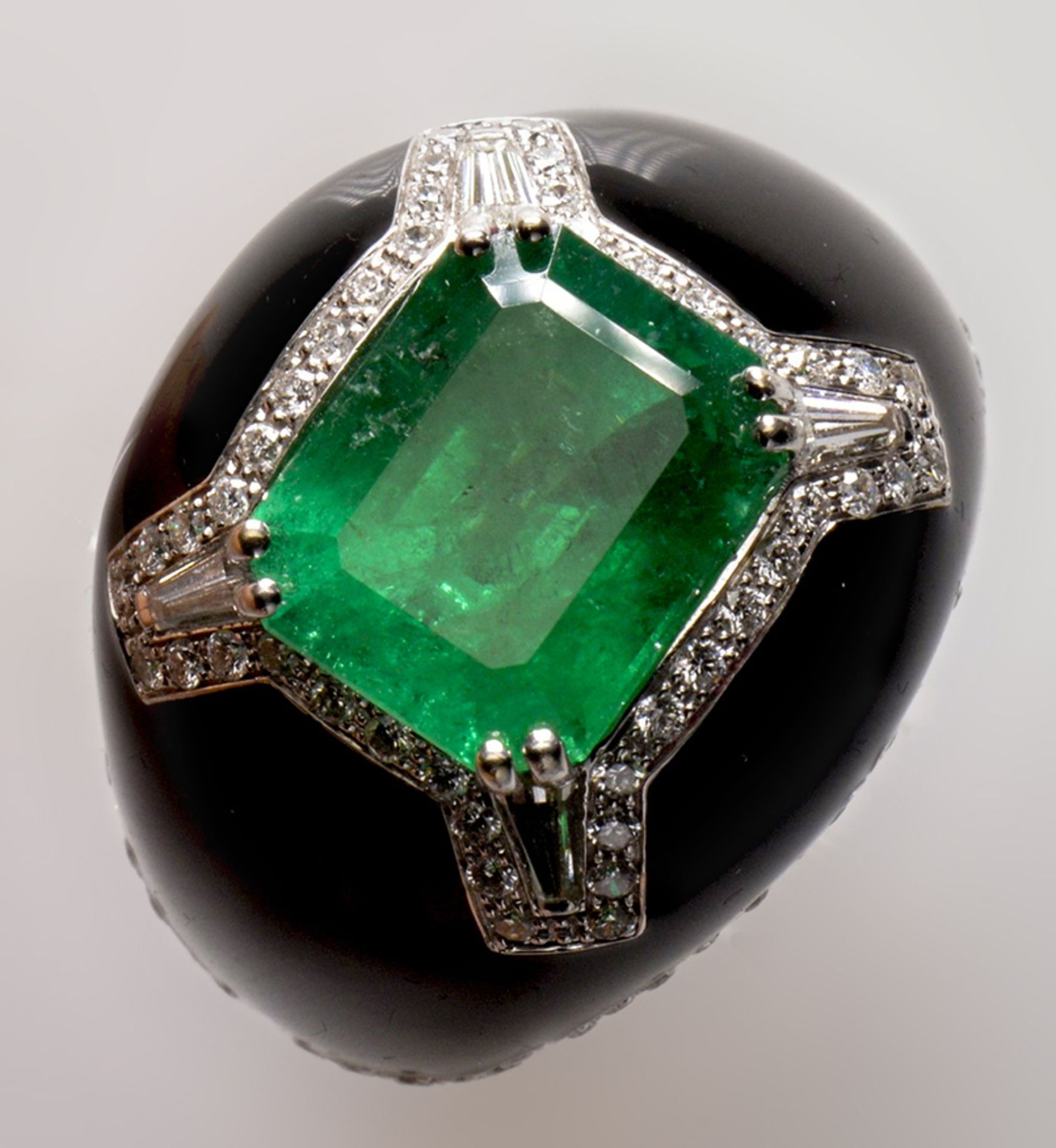 Emerald ring - SSEF certificate, emerald circa 5 cts. Black enamel set with diamonds -