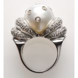 Pearl ring - Important south sea pearl, Set with circa 2,1cts diamonds, Can make a [...]