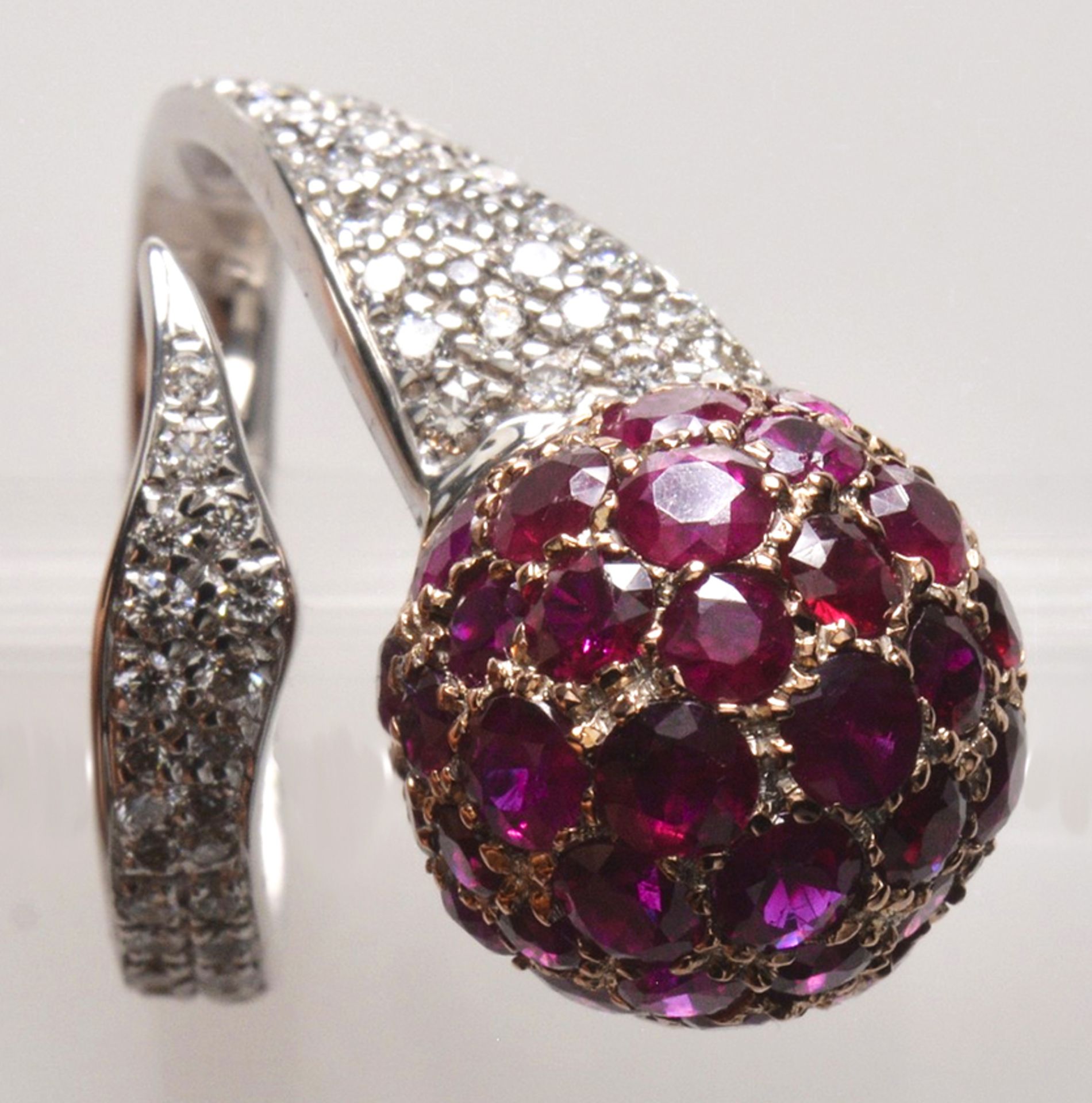 Ball ring - Set with circa 3cts ruby and circa 1ct diamond -